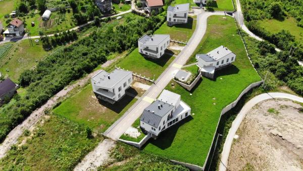 Modern Villas In Green Paradise, Забронировать Вилла Отели Сараевского кантона с парковкой, Парковка