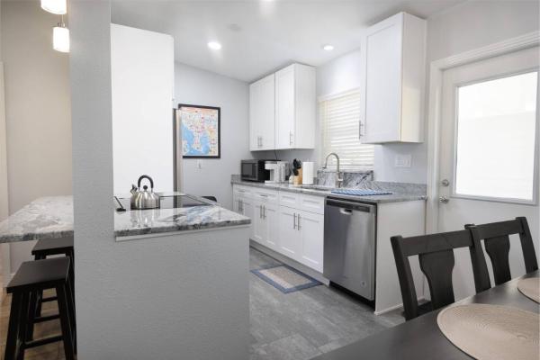 Main Attraction is a Renovated 3 BR Pet Friendly Home with Fenced Yard just Minutes Away From Busch Gardens & USF, Забронировать Дом для отпуска Тампа штат Флорида