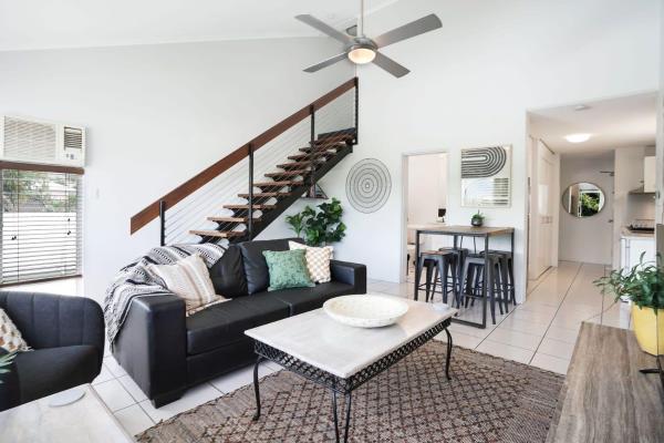 Leumeah - A Modern Townhouse in Cairns, Забронировать Дом для отпуска Отели Cairns and Northern Beaches с парковкой, Парковка