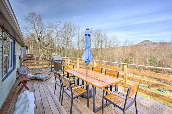 Catskills Cottage with Deck, 7 Mi to Hunter Mtn, Забронировать Дом для отпуска Элка-Парк Штат Нью-Йорк