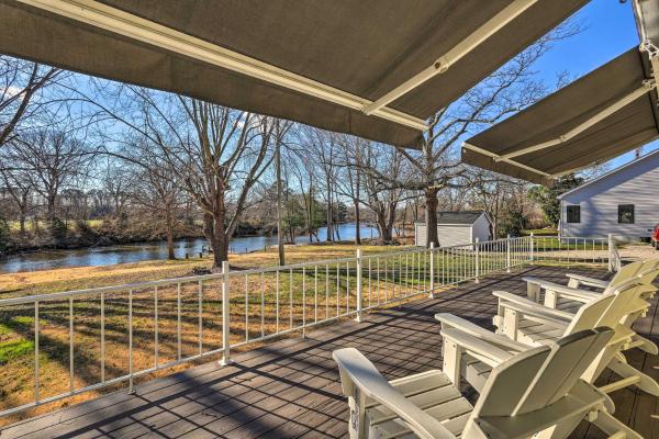 Waterfront Retreat Less Than 4 Mi to Dtwn Cambridge!