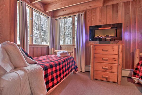 Walk to Ski Trails Ludlow Home on Okemo Mountain!