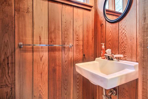 Walk to Ski Trails Ludlow Home on Okemo Mountain!