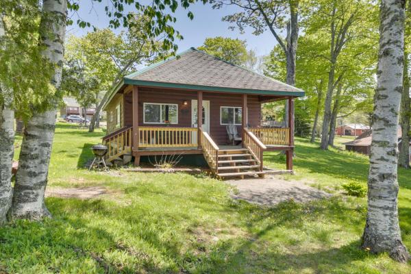 8 Mi to Saddleback Ski Area Cabin with Fire Pit