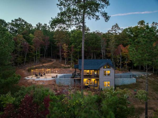 The Llaguna Lodge - New Cabin, Sleeps 10, Fire Pit, Hot Tub, in Blue Ridge , GA, Забронировать Дом для отпуска Виллы Блу-Ридж, Вилла