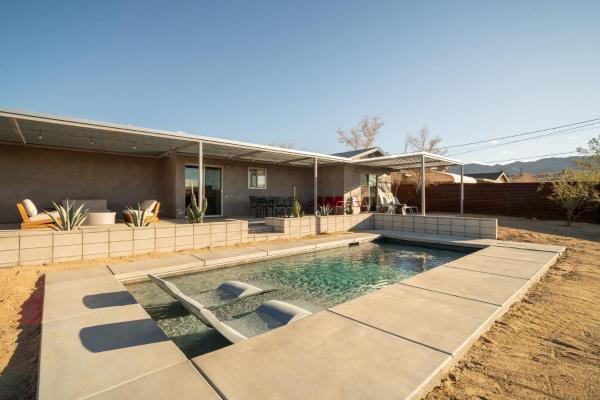Hidden Valley Cottage - Modern Home in JT Hot Tub, Забронировать Дом для отпуска Отели Joshua Tree National Park с парковкой, Парковка