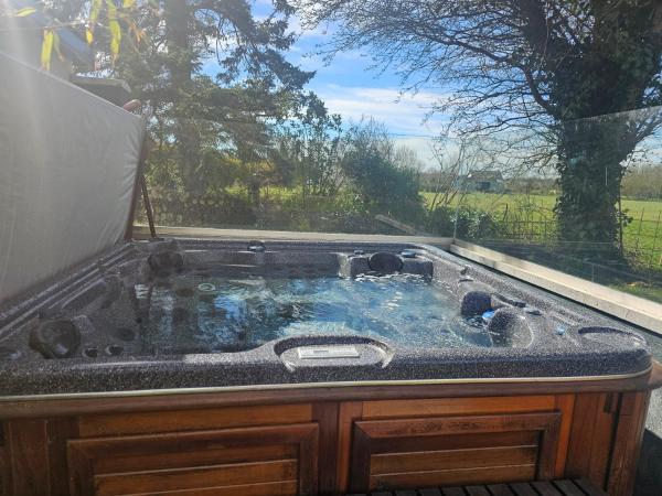 Contemporary Dublin Suite with hot tub, Забронировать Лодж Lispapple Cross Roads Каунти Дублин