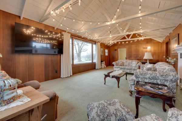 Cozy Hillsdale Home about 1 Mi to Baw Beese Lake!