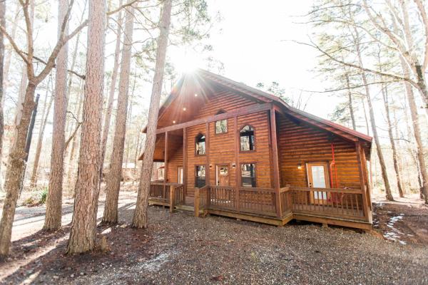 New Listing! Timber Ridge Escape 3bd 2 and a half bth loft fireplace hot tub