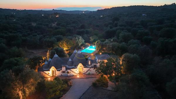 TD Trulli Fico dIndia w Pool Immersed in Nature, Забронировать Дом для отпуска Отели Челье-Мессапика с парковкой, Парковка