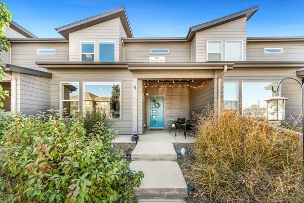 First Class Stylish Townhome Near Old Town!