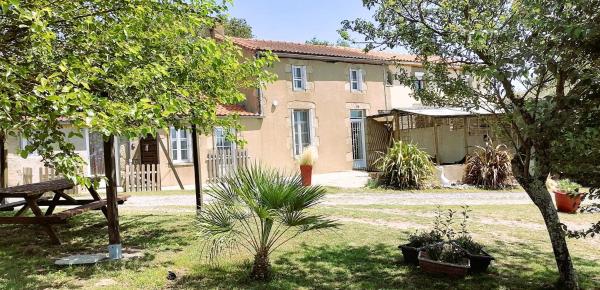 LE PUY DU FOU A 5 KM GITE 4 PERSONNES, Забронировать Дом для отпуска Коттеджи Замка Пюи-дю-Фу, Коттедж