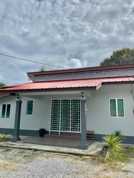 Homestay Langkawi Guesthouse 3 bedrooms, Забронировать Дом для отпуска Отели Пантай-Сенанг с парковкой, Парковка
