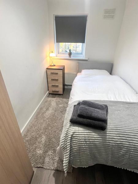 Lovely Single Room, Забронировать Гостевой дом Отели Большого Лондона с парковкой, Парковка