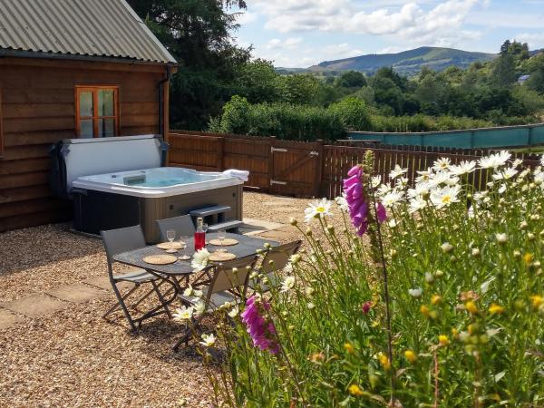 Seven Stars- hot tub & garden with fabulous views, Забронировать Дом для отпуска Отели Повис с парковкой, Парковка