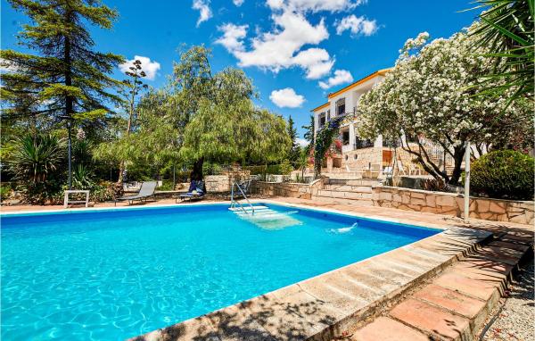 6 Bedroom Cozy Home In Lucena