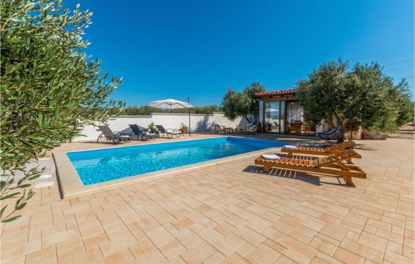 Lovely Home In Biograd Na Moru, Забронировать Дом для отпуска Отели Биоград-на-Мору с парковкой, Парковка