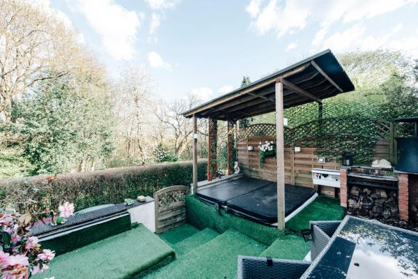 Luxury Unique Townhouse with Hottub & Pizza Oven