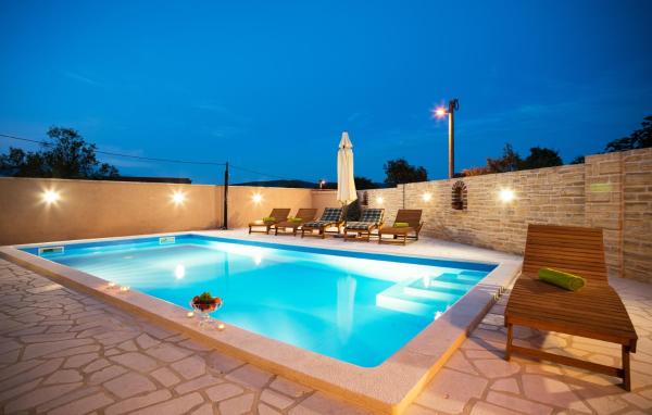 Luxury villa with a swimming pool Pridraga - Cuskijas, Novigrad - 19461