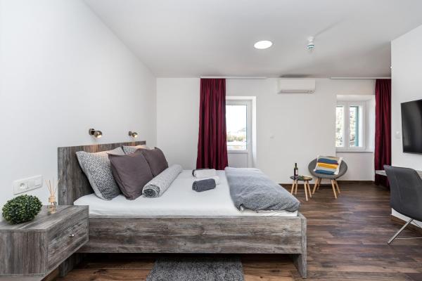 Apinelo Hostel & Apartments