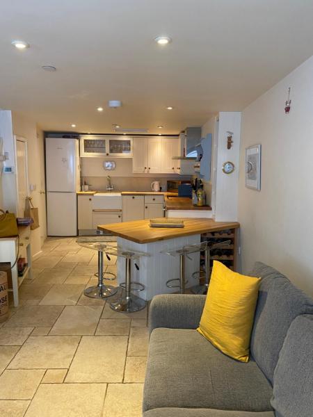 Reduced rates for this month! Beautiful cottage, 3 stories high with upstairs courtyard and set in an amazing location! The fantastic newly developed Town Mill with restaurants and craft shops on your doorstep Also only 2 minutes to the sea! , Sleeps 4, Забронировать Дом для отпуска Виллы Jurassic Coast, Вилла