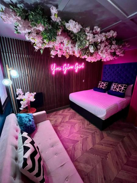 Manchester\s ONLY private party suite for 12 with Makeup Room, Забронировать Апарт-отель Манчестер Большой Манчестер