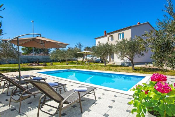 Family friendly house with a swimming pool Nin, Zadar - 19431, Забронировать Дом для отпуска Виллы Нин, Вилла