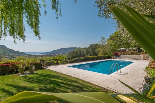 Beautiful Villa With Private Garden and Pool