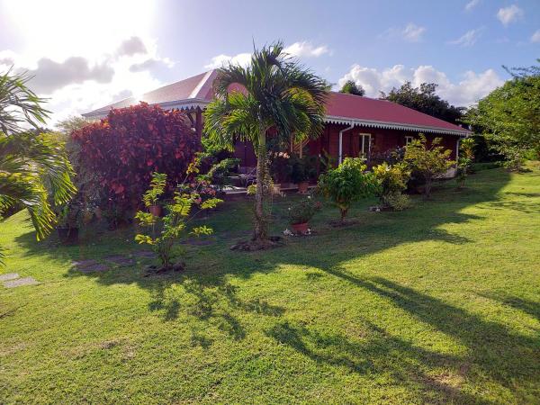 Maison de 2 chambres avec piscine partagee jardin amenage et wifi a Le Robert