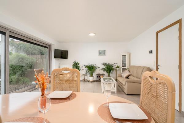 House with private parking & sauna near city centre and transport, Забронировать Дом для отпуска СПА-отели Leiestreek, SPA-услуги