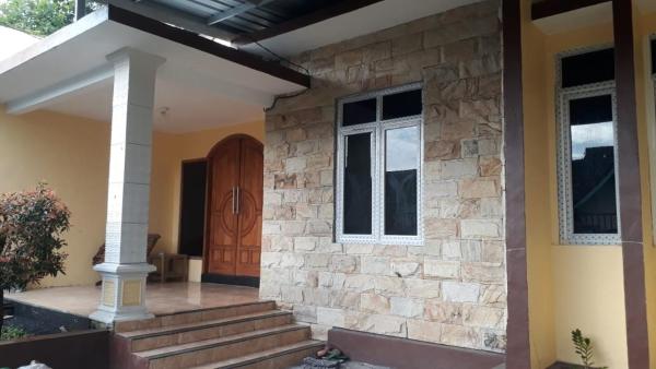 RUMAH ACIL DEKAT BNS dan JTP, Забронировать Вилла Виллы Tlekung, рядом с Парк динозавров Jatim 3, Вилла