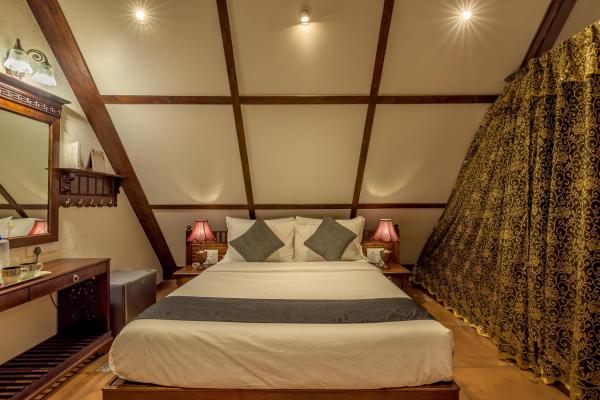 SaffronStays Tudor Rose -5BHK Panchgani Villa with Private Pool, Outdoor Bar & Pet-Friendly
