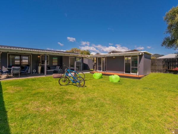 Walk to the Water - Whangamata Holiday Home, Забронировать Дом для отпуска Виллы Уангамата, Вилла
