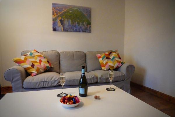 Spacious, 4 Bedroom Contractor Home for Large Groups with Private Parking for 3 Large Vehicles, Just 7 Minutes from CMK by Maison 19