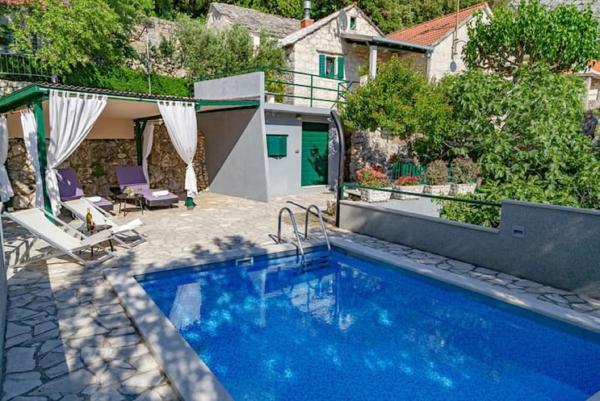 stone house Nikolina with heated Pool, Забронировать Дом для отпуска Отели Баст с бассейном, Бассейн
