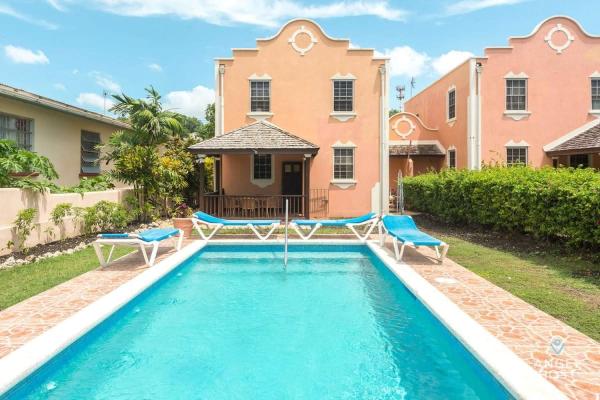 2-Story Townhome with Private Pool, Ideal for Group!, Забронировать Дом для отпуска Крайстчёрч 