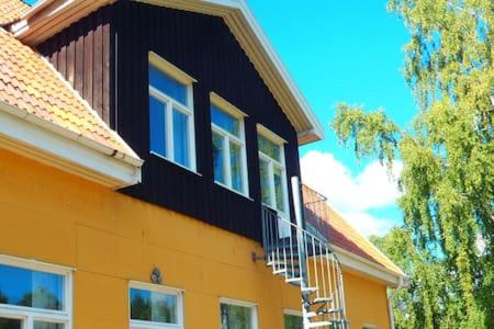 Previous schoolbuilding with gym - Groups and long stays possible