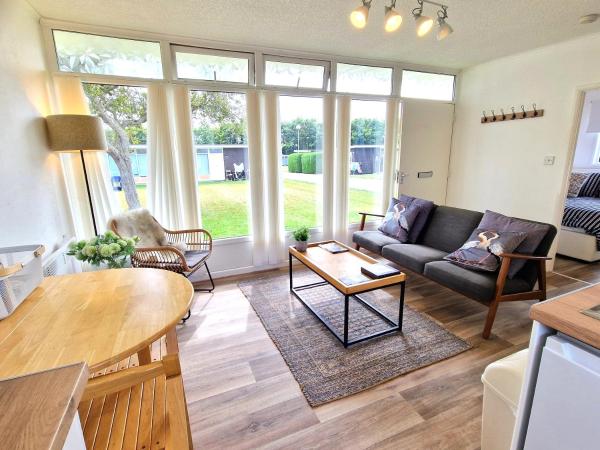 197 Broadside Holiday Chalet near Broads & Beaches, Забронировать Шале Отели Сталхэм с бассейном, Бассейн