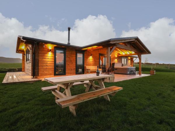 Bacheiddon Log Cabin, Забронировать Дом для отпуска Отели Повис с парковкой, Парковка