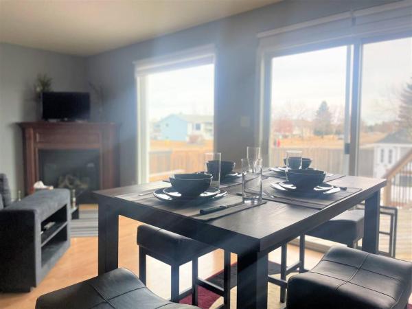 Spacious Duplex, Забронировать Дом для отпуска Камроуз Central Alberta