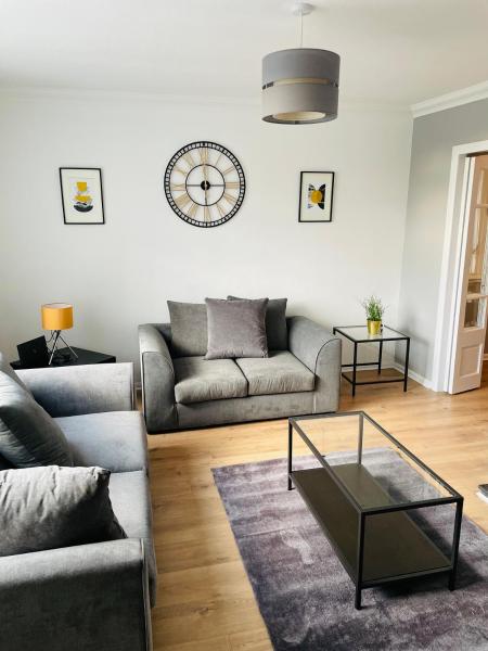 Lovely Modern 3 Bedroom Home with Private Garden & Large Driveway Fits 2 Vans Ideal for Contractors NHS & Long Term Stays Easy Access to M6, Walsall & City Centre