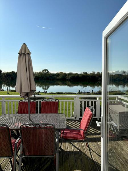 Dog-Friendly Lakefront Escape w Brand New Decking, Забронировать Дом для отпуска Отели Котсуолда с парковкой, Парковка