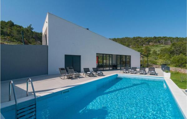 Nice Home in Stomorska With 4 Bedrooms, Wifi and Outdoor Swimming Pool