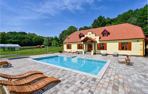 Stunning Home In Konjscina, Забронировать Дом для отпуска Отели Крапинско-Загорской жупания с парковкой, Парковка