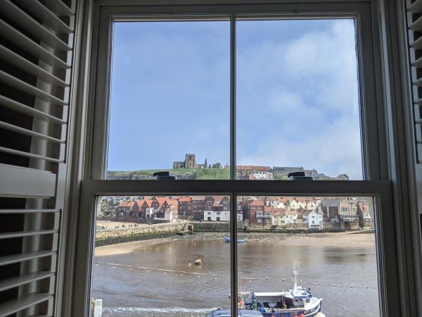 Whitby Sea View Cottage Prime Historic Old Town Location, Забронировать Дом для отпуска Отели North York Moors с парковкой, Парковка
