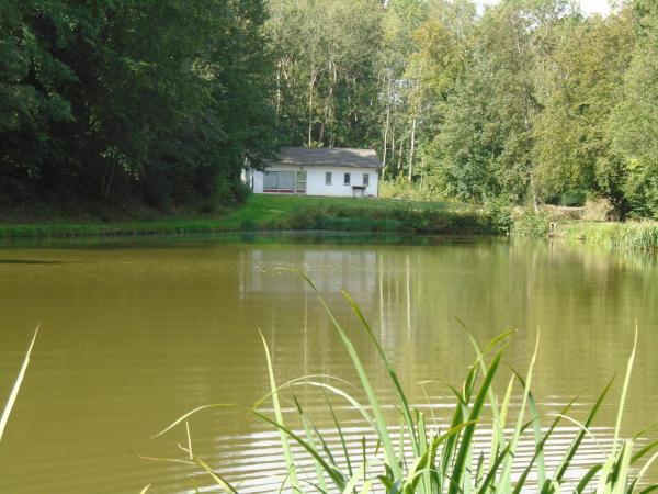 Deux étangs poissonneux au milieu des bois avec gîte moderne, la halte des deux lacs, Забронировать Дом для отпуска Розе провинция Намюр