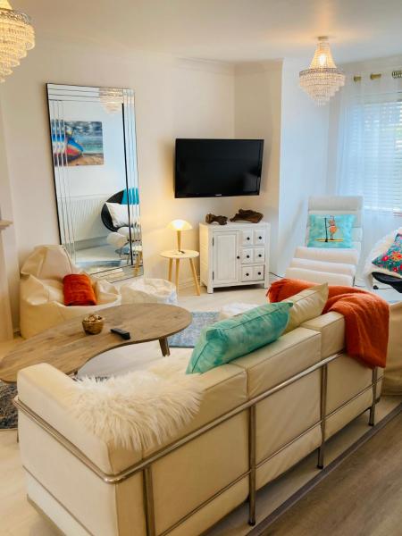 Stunning Seafront House with garden and private parking, Забронировать Дом для отпуска Отели Восточного Сассекс с парковкой, Парковка