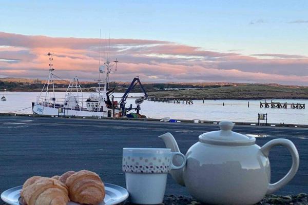 On The Harbour - unrivalled views of Amble\s harbour and estuary, Забронировать Дом для отпуска Отели Нортумберленд с парковкой, Парковка