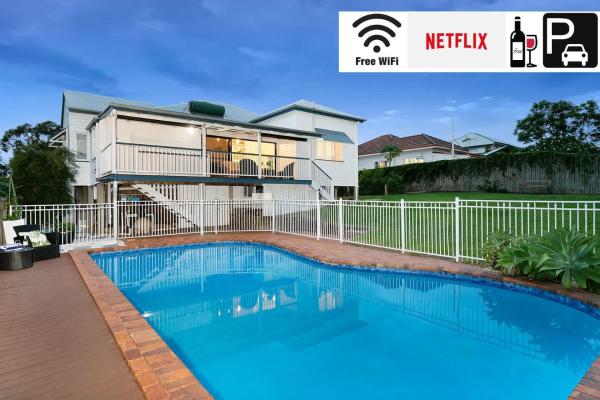 The Indooroopilly Queenslander - 4 Bedroom Family Home - Private Pool - Wifi - Netflix