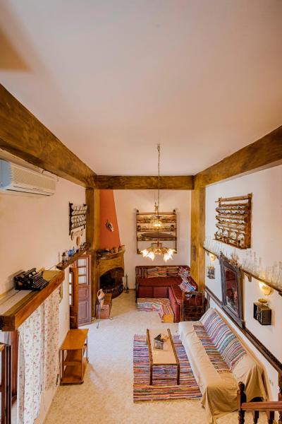 Hara's Traditional Detached House in Malona